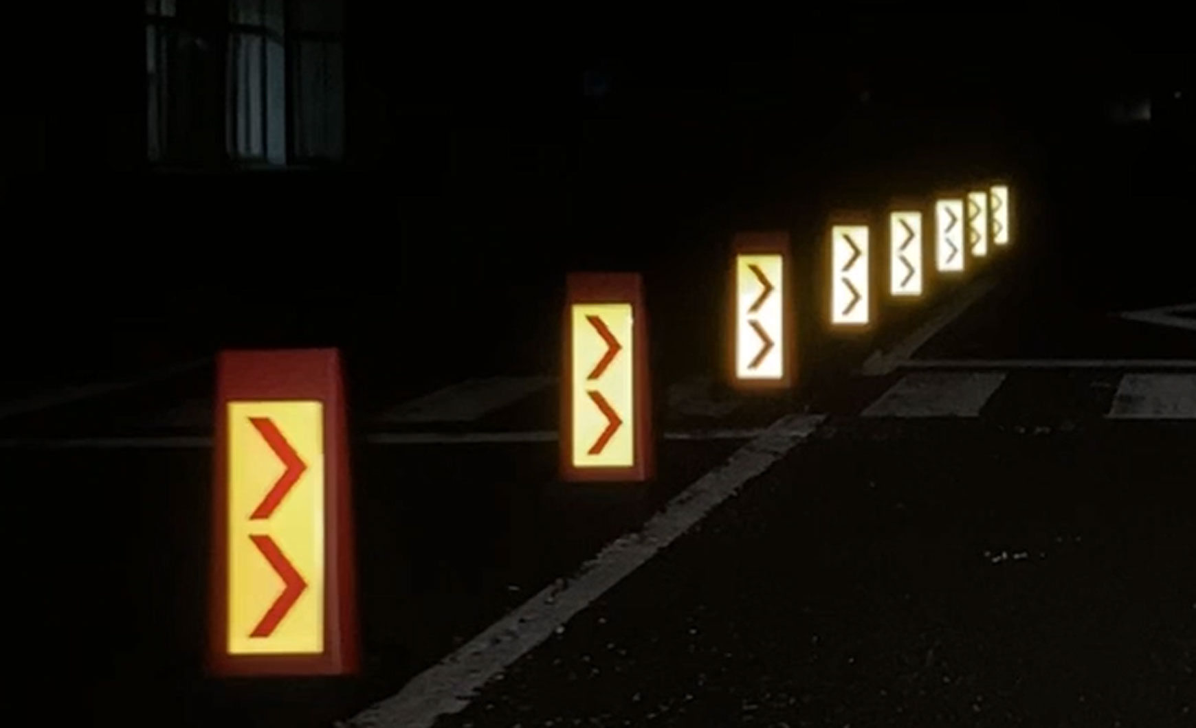 シェブロンミニ夜間